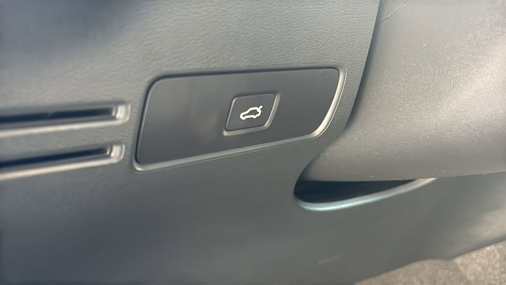 Certified 2024 Volvo XC40 B5 Core image 13