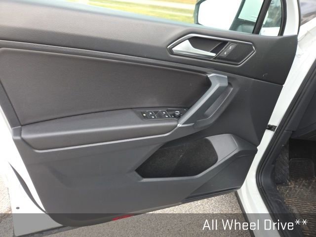 Used 2018 Volkswagen Tiguan SE w/ Panoramic Sunroof Package image 10