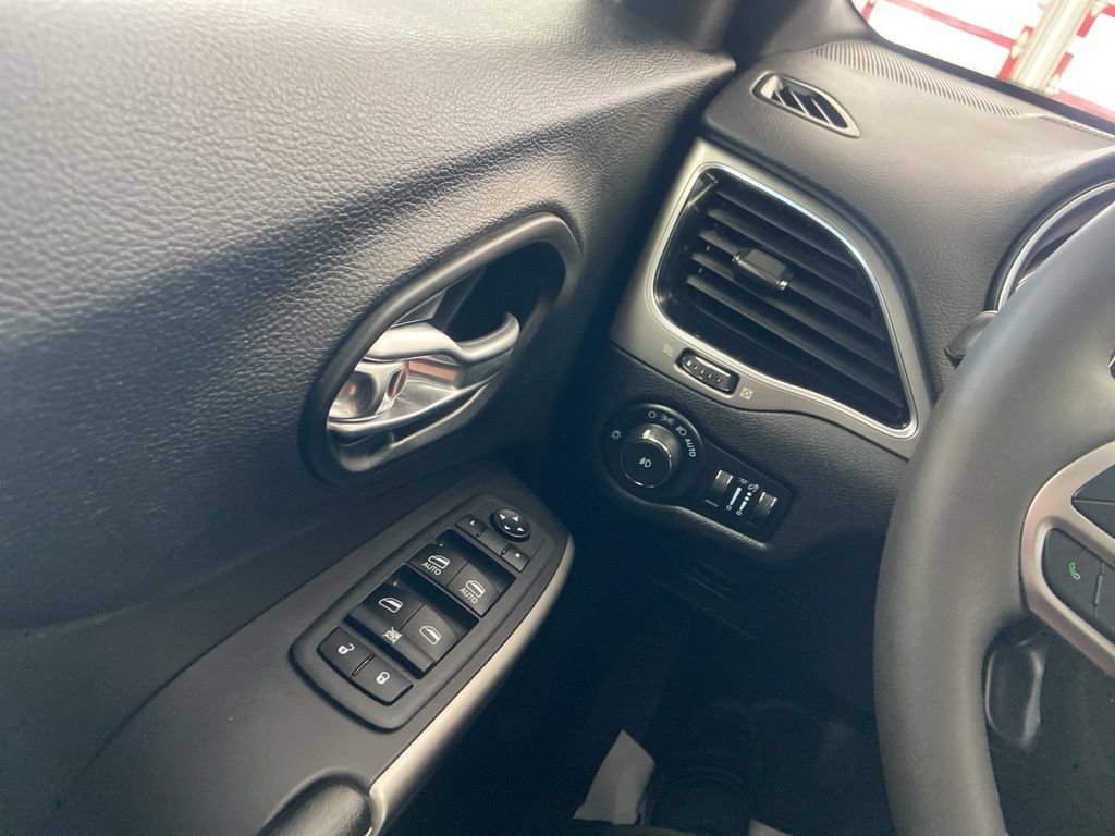 Used 2021 Jeep Cherokee Latitude Lux 80th Anniv w/ Quick Order Package 26U 80TH image 32