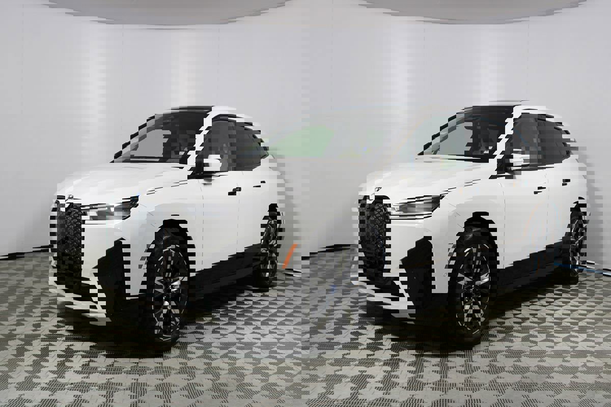 Used 2023 BMW iX xDrive50 w/ Sport Package image 3