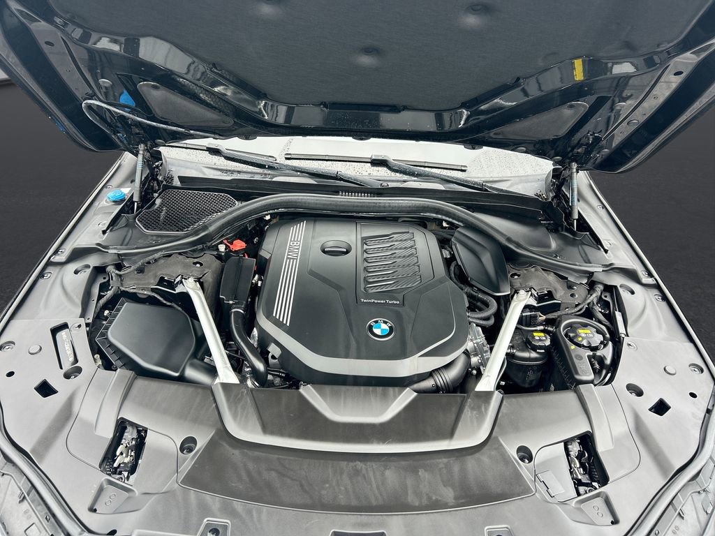 Used 2022 BMW 740i xDrive w/ M Sport Package AWD/4WD image 14