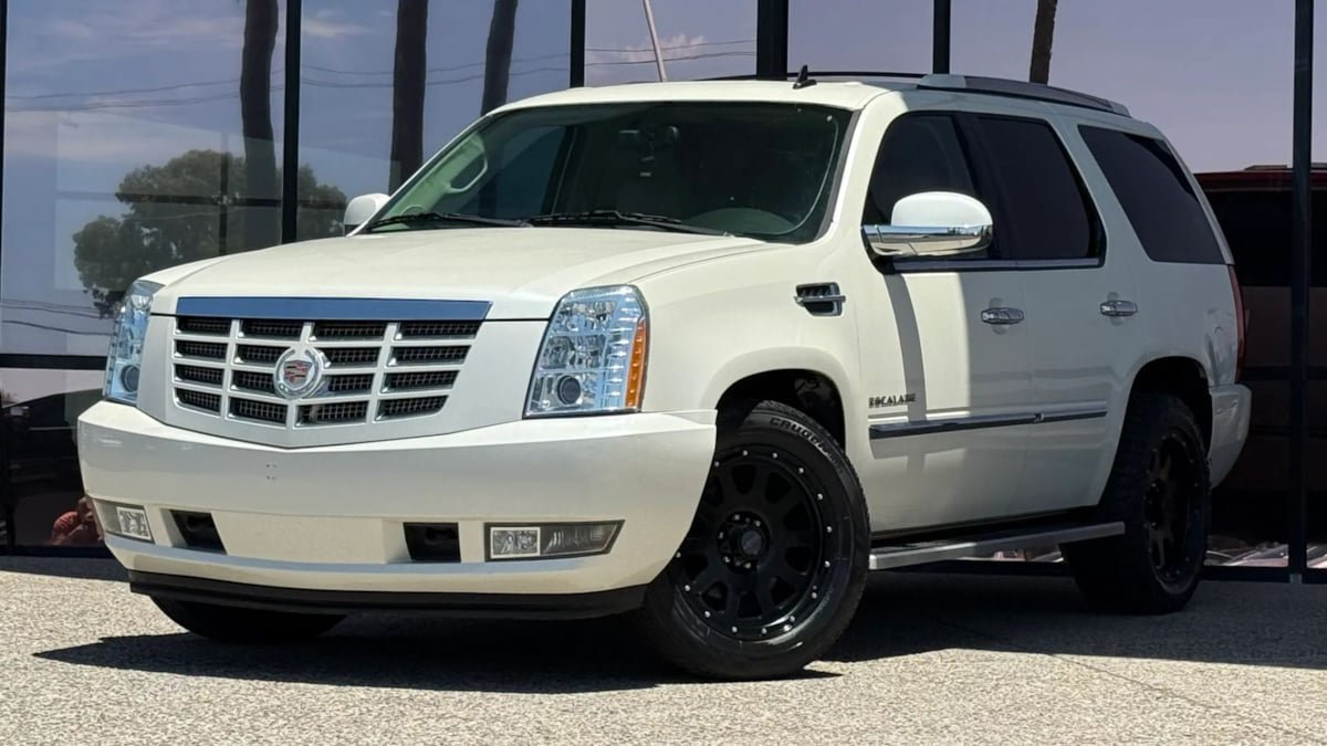 Used 2014 Cadillac Escalade Luxury AWD/4WD image 2