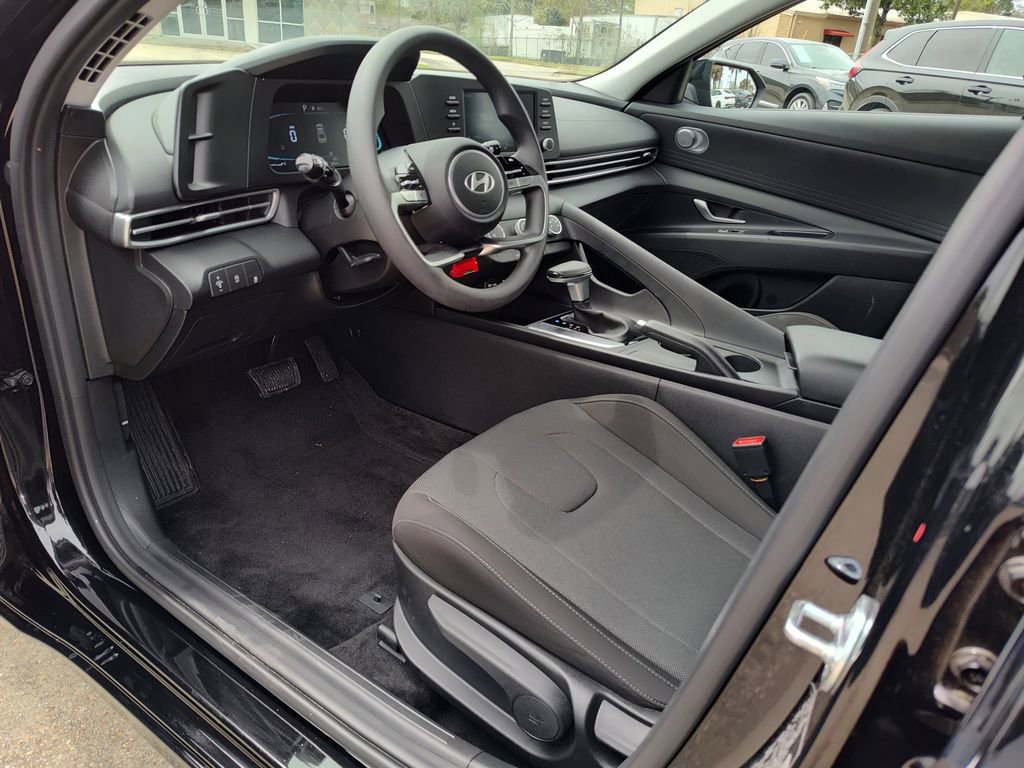 Used 2025 Hyundai Elantra SE image 2