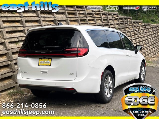 New 2027 Chrysler Pacifica Select w/ Family Tech Group AWD/4WD image 2