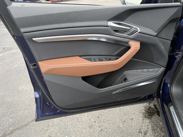 Used 2022 Audi e-tron Premium Plus w/ Premium Plus Package AWD/4WD image 12