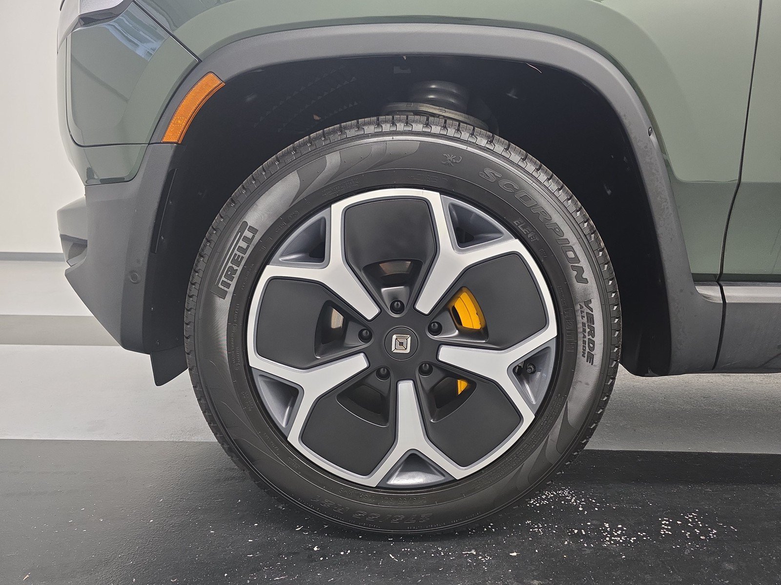 Used 2024 Rivian R1S Adventure AWD/4WD image 9