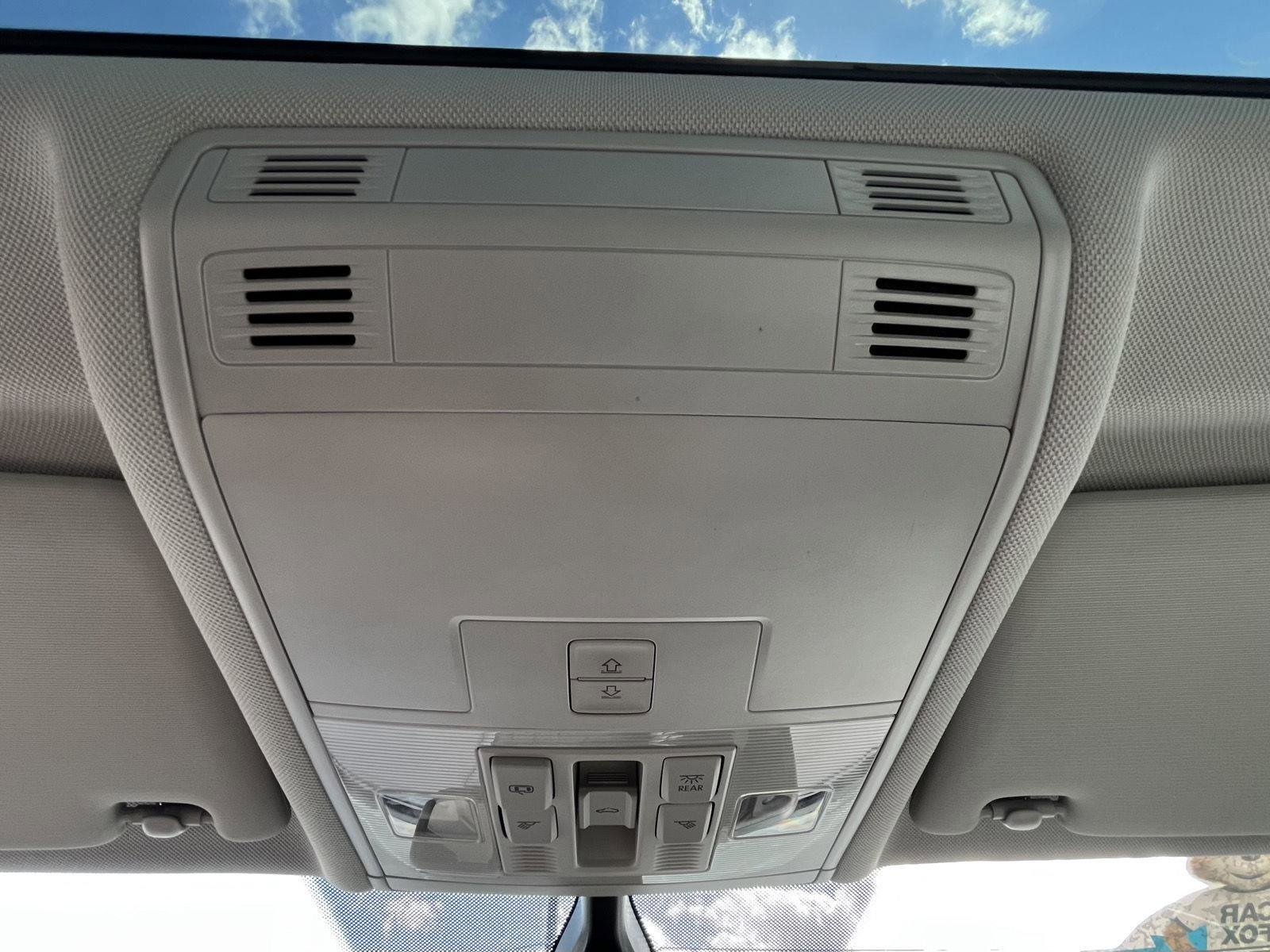 Used 2019 Volkswagen Tiguan SE w/ Panoramic Sunroof Package image 9