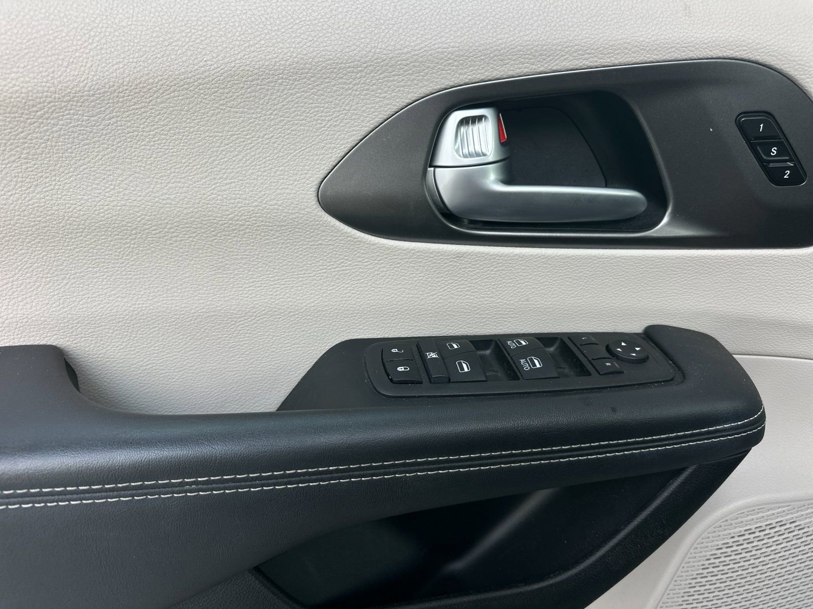 Used 2024 Chrysler Pacifica Touring-L image 10