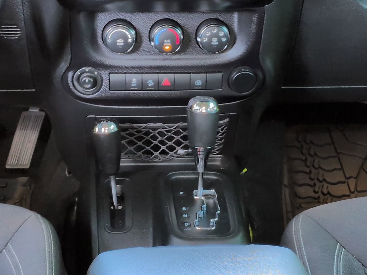 Used 2016 Jeep Wrangler Unlimited Sahara w/ Connectivity Group AWD/4WD image 17