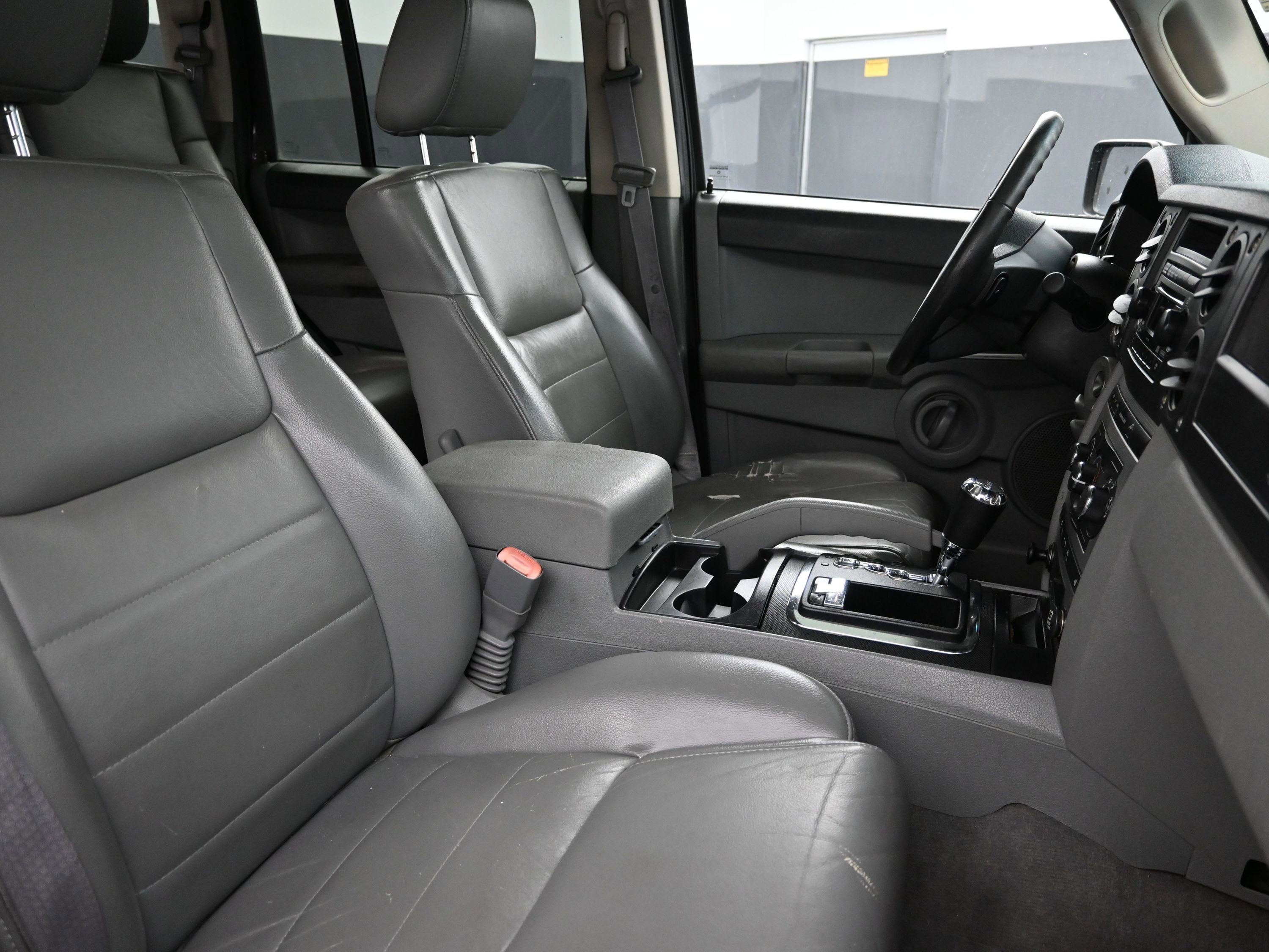 Used 2006 Jeep Commander 4WD image 26