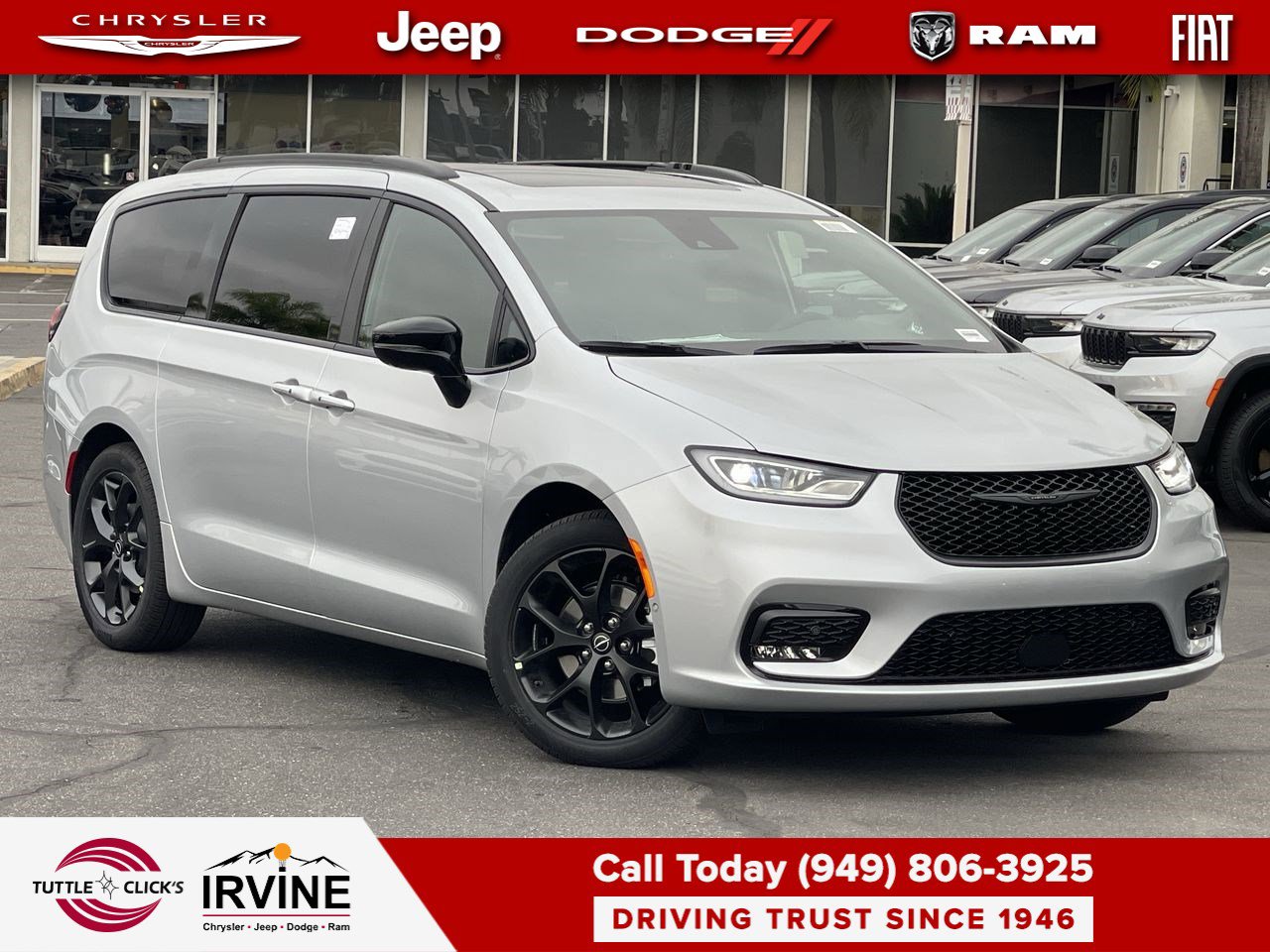 Used 2026 Chrysler Pacifica Limited w/ Uconnect Theater Family Group image 1