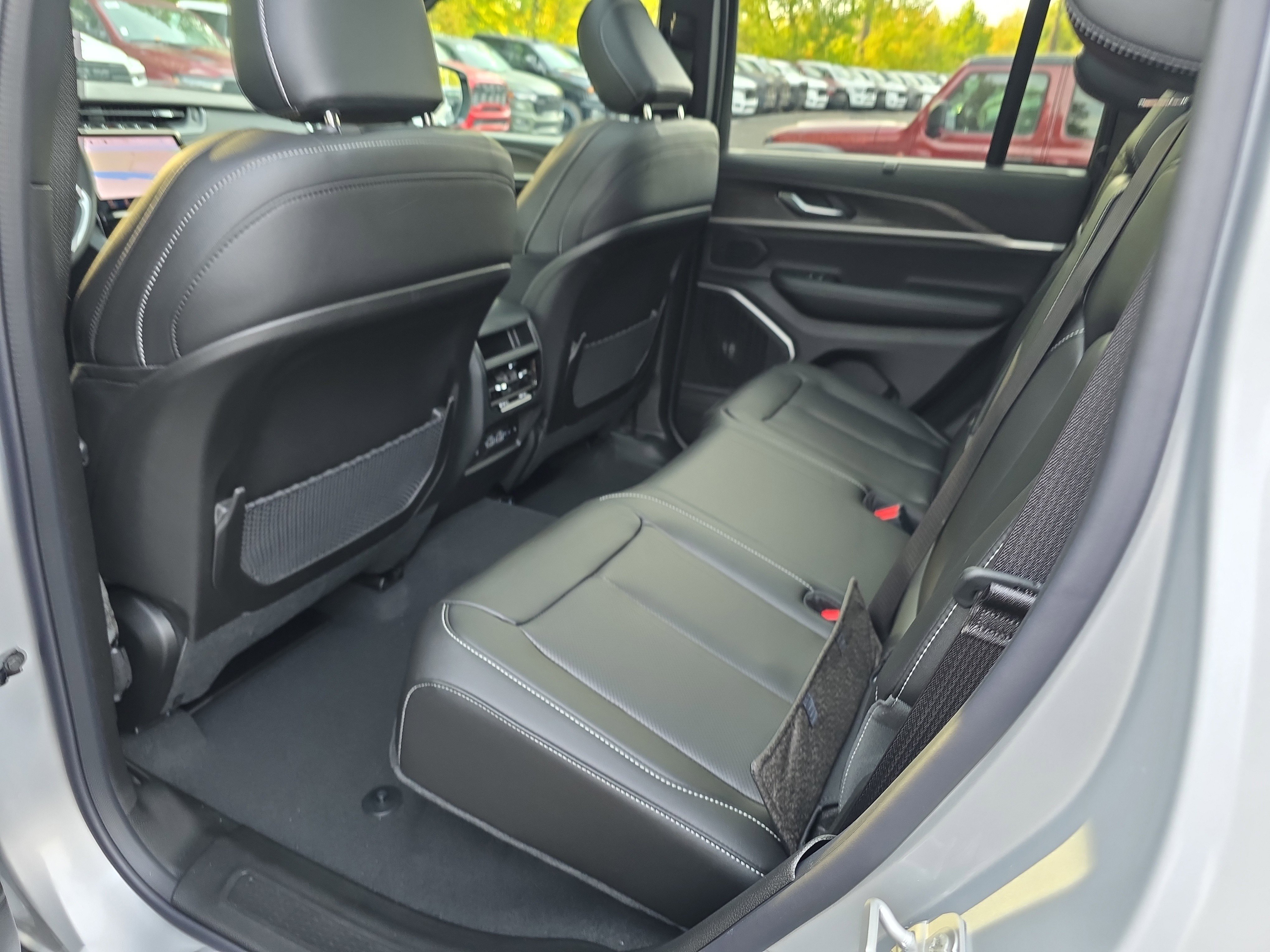 New 2025 Jeep Grand Cherokee Limited w/ Luxury Tech Group II image 14