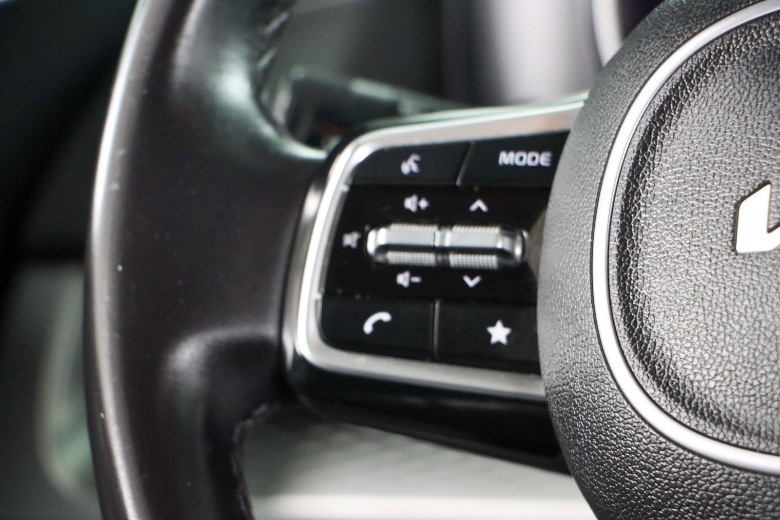 Used 2024 Kia Carnival LX image 13