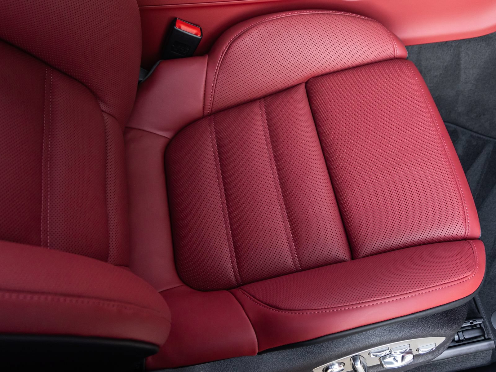 Certified 2026 Porsche Macan S AWD/4WD image 41