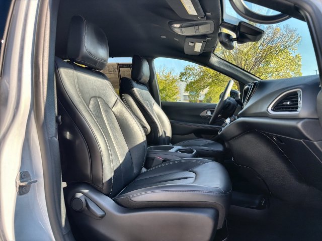 Used 2025 Chrysler Pacifica Select FWD image 26