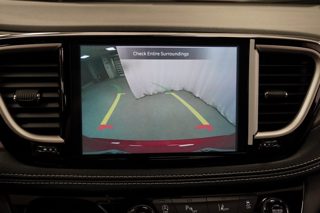 Certified 2025 Chrysler Pacifica Select image 29