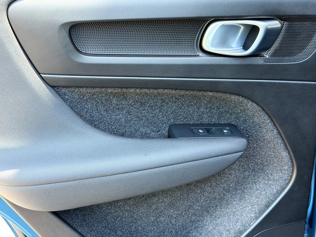 Used 2025 Volvo XC40 B5 Plus image 24