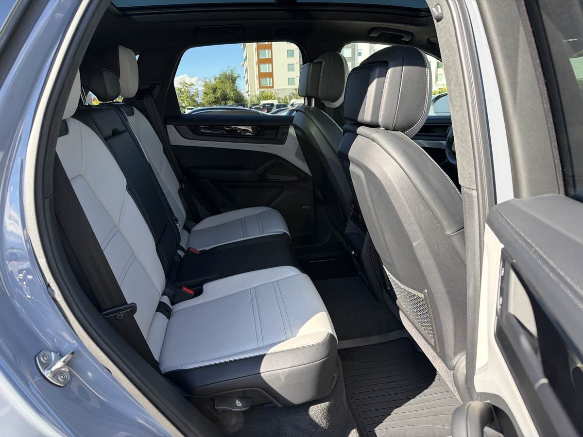 Used 2026 Porsche Cayenne GTS AWD/4WD image 12