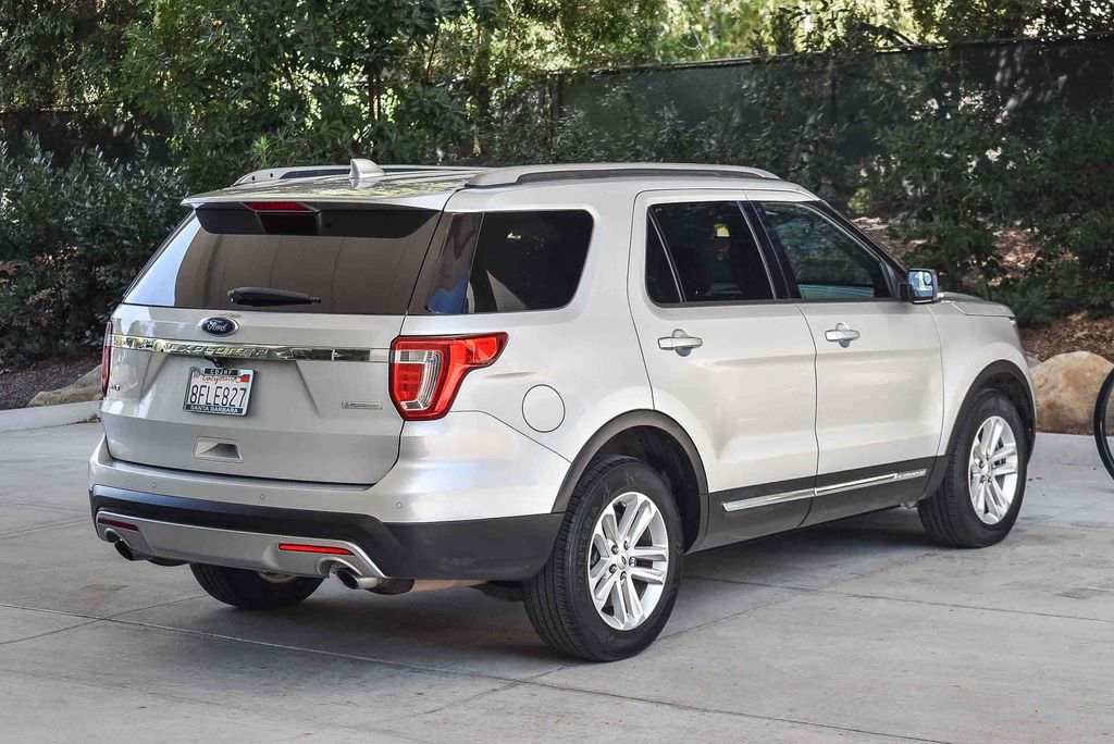 Used 2017 Ford Explorer XLT image 6