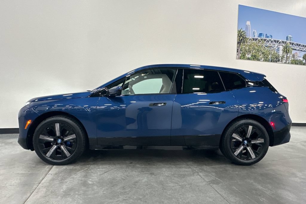 Used 2023 BMW iX xDrive50 w/ Sport Package AWD/4WD image 7