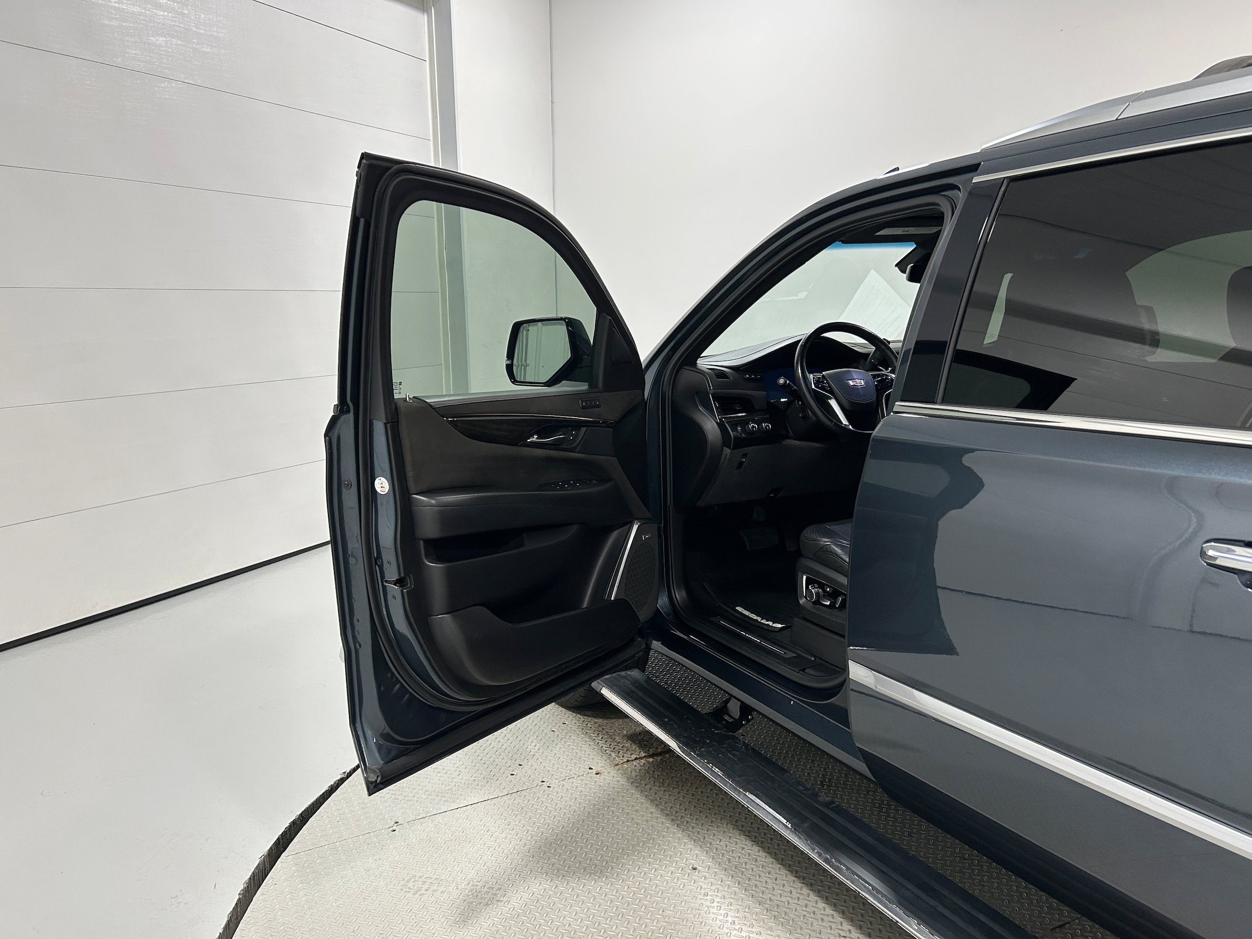 Used 2019 Cadillac Escalade ESV Platinum AWD/4WD image 26