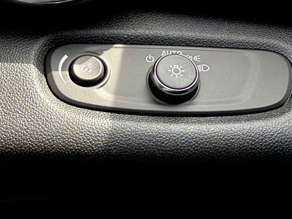New 2026 Chevrolet Trax LT w/ Sunroof Package FWD image 21