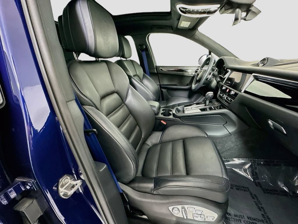 Certified 2024 Porsche Macan AWD/4WD image 30