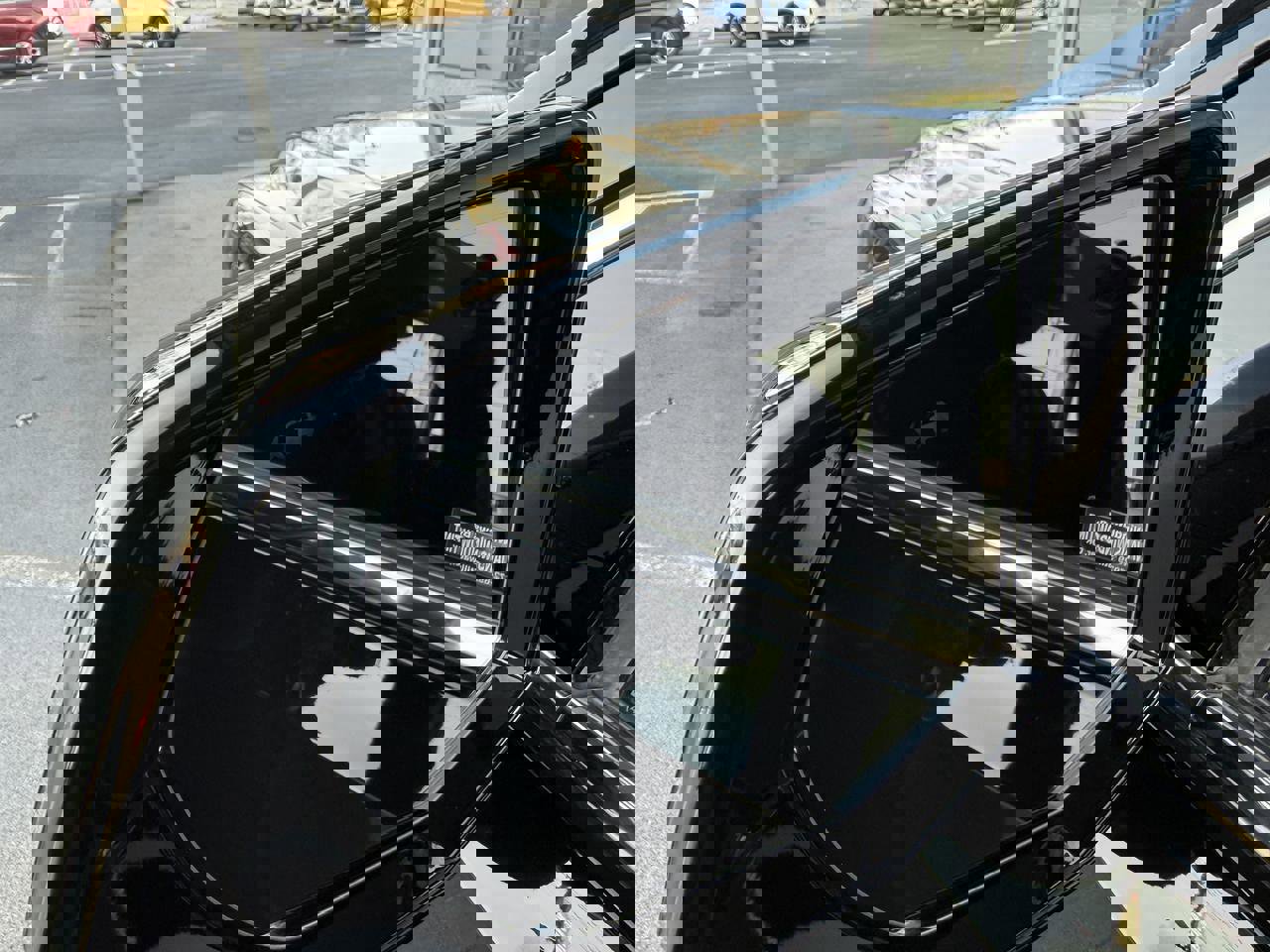 Used 2024 GMC Yukon SLT w/ SLT Luxury Package image 9