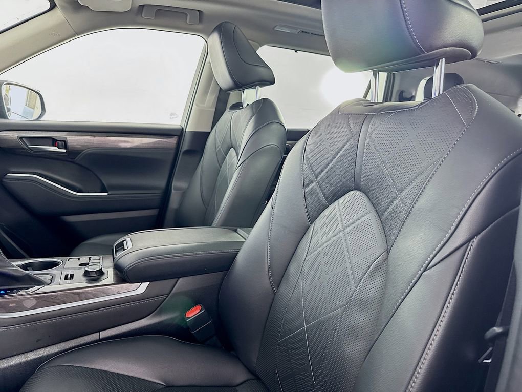 Used 2023 Toyota Highlander Platinum image 32