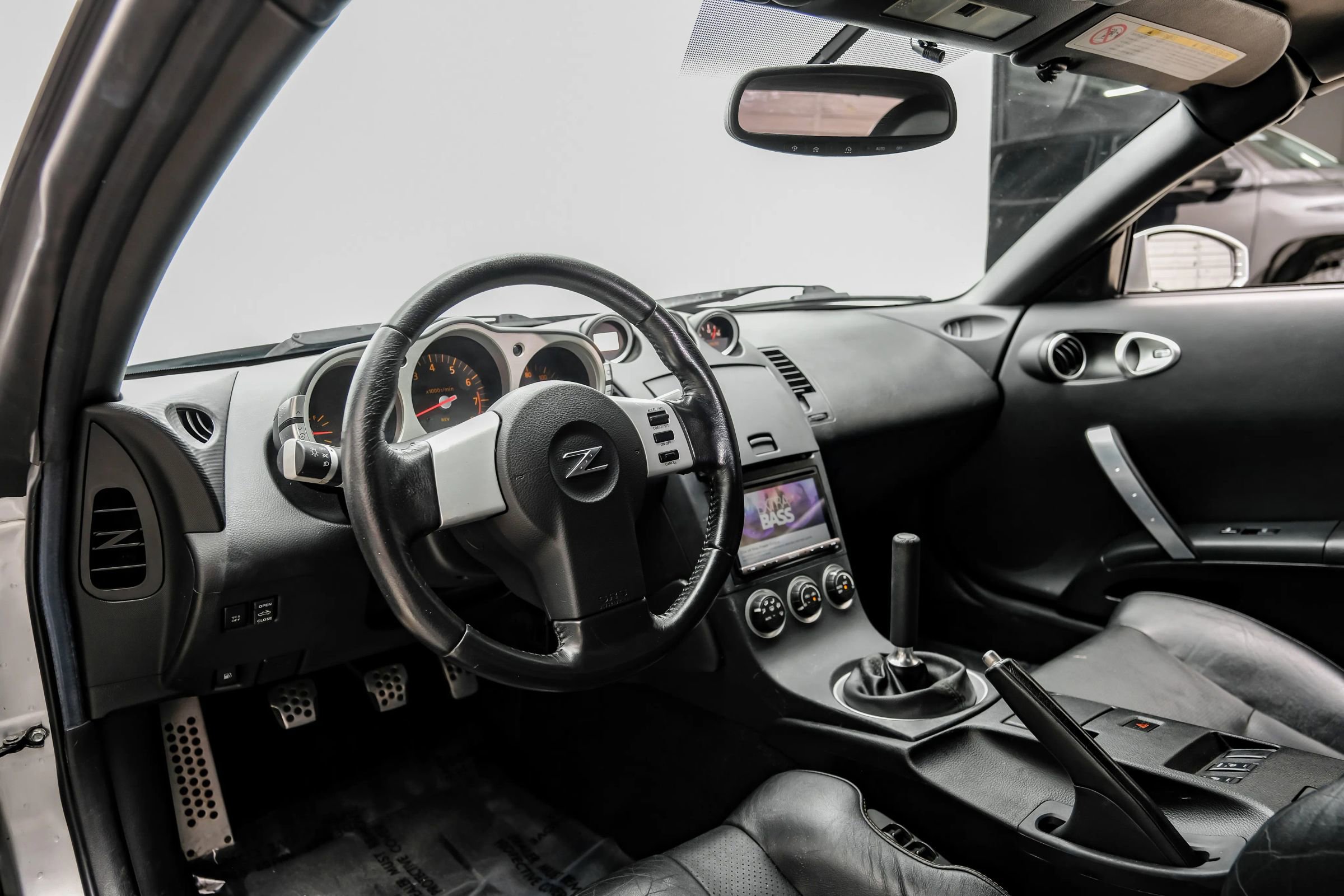 Used 2005 Nissan 350Z Touring RWD image 2