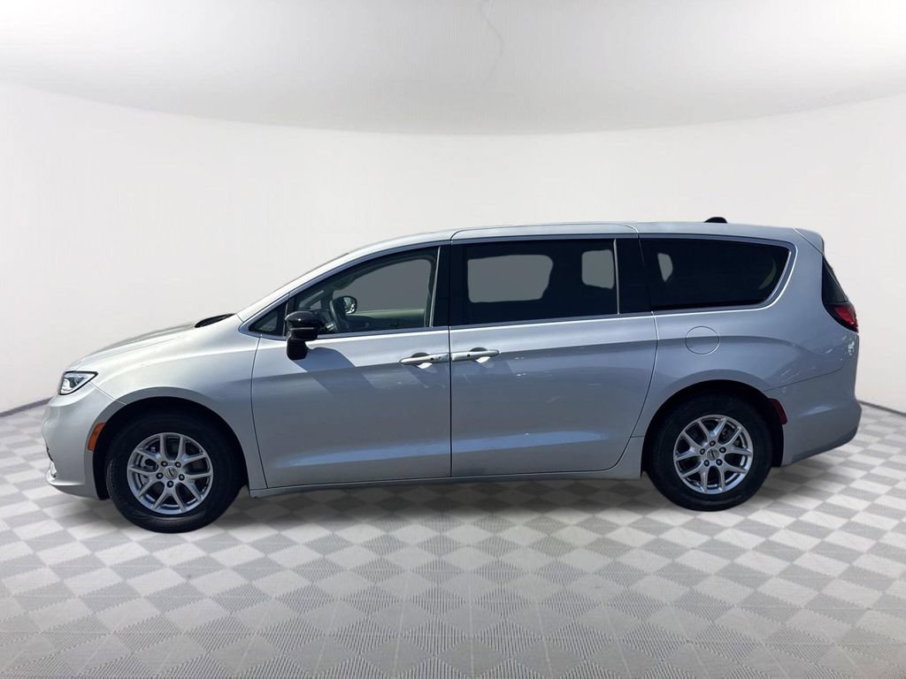 Used 2024 Chrysler Pacifica Touring-L FWD image 8