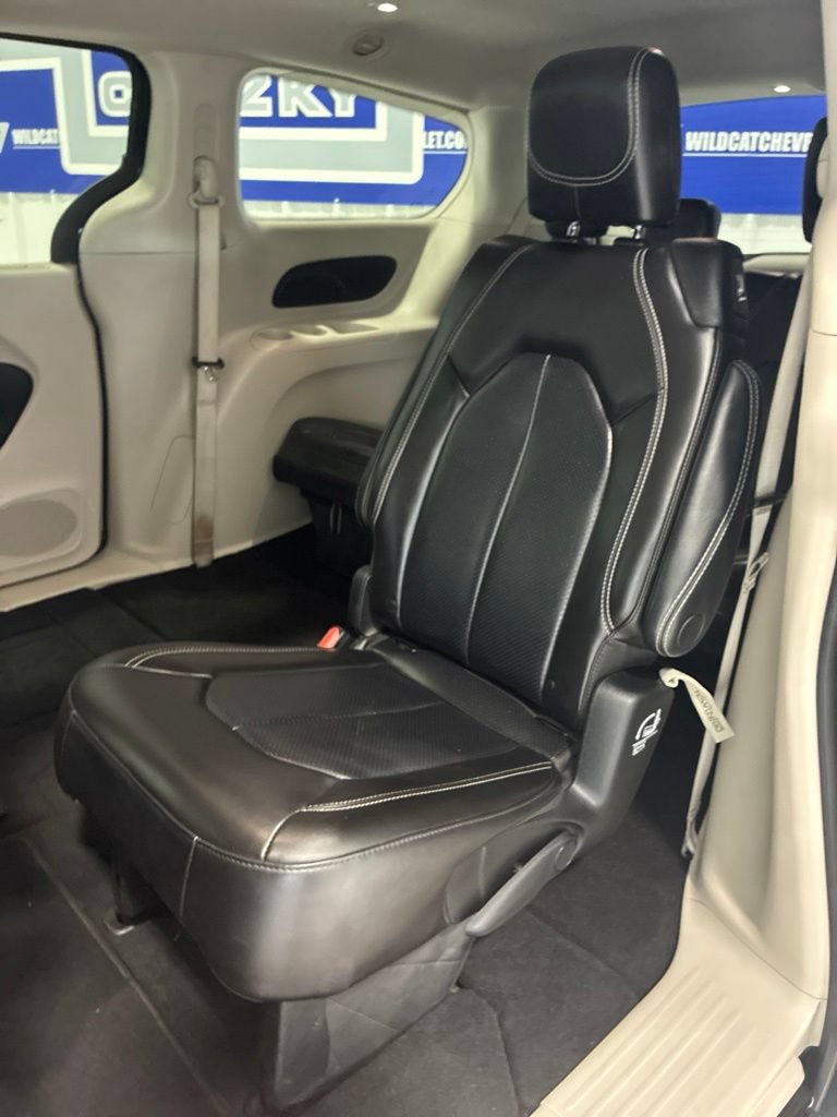 Used 2023 Chrysler Pacifica Touring-L FWD image 28