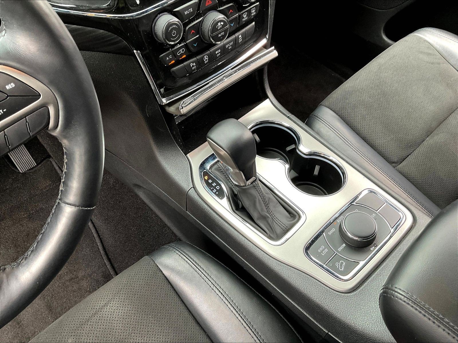 Used 2022 Jeep Grand Cherokee Laredo X AWD/4WD image 17