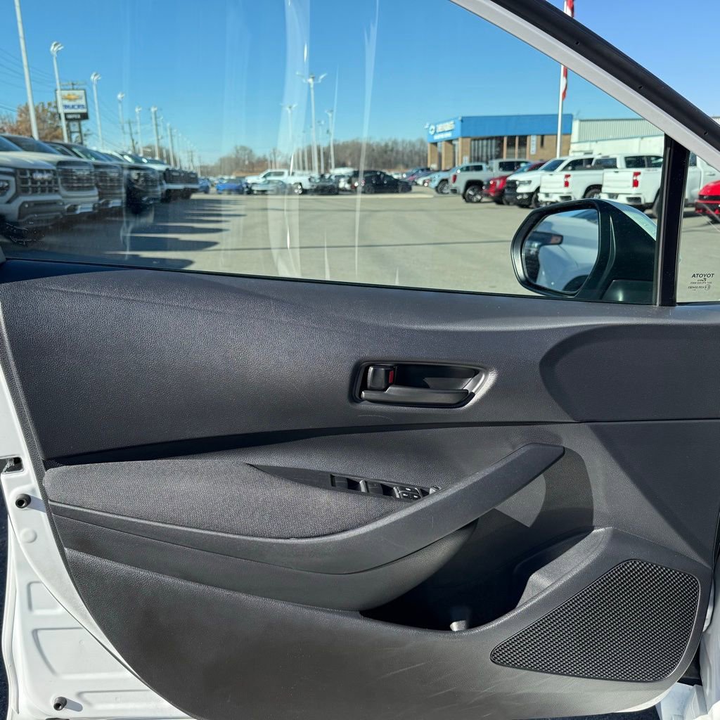 Used 2025 Toyota Corolla LE image 23