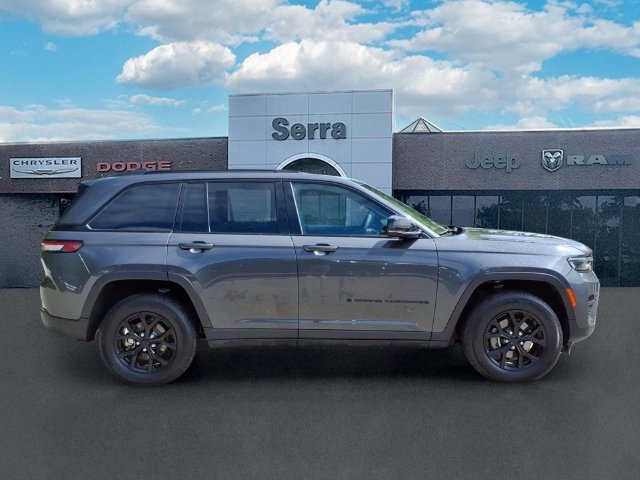 Used 2024 Jeep Grand Cherokee Altitude AWD/4WD image 8