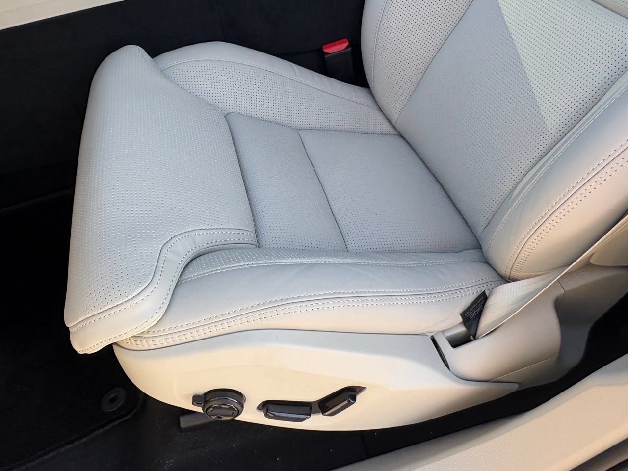 New 2026 Volvo XC60 T8 Ultra w/ Protection Package Premier AWD/4WD image 19