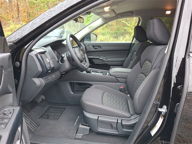 Used 2025 Nissan Pathfinder S image 11