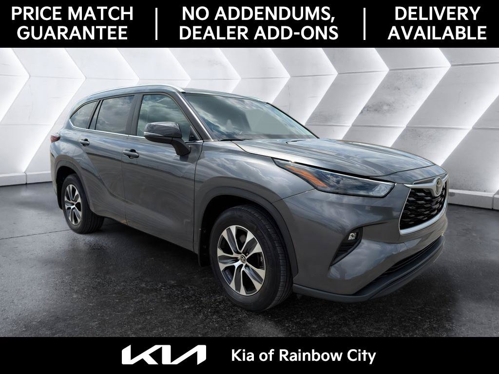 Used 2024 Toyota Highlander XLE FWD image 3