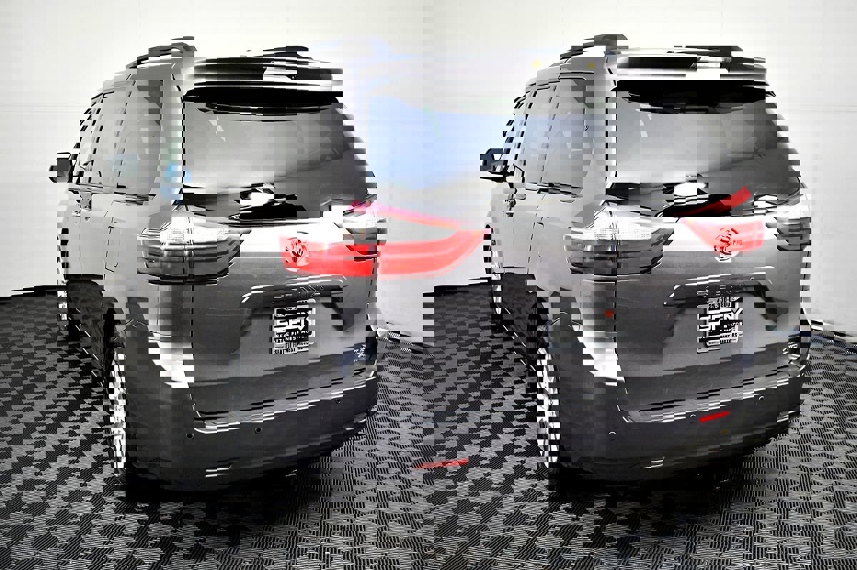 Used 2015 Toyota Sienna XLE image 10