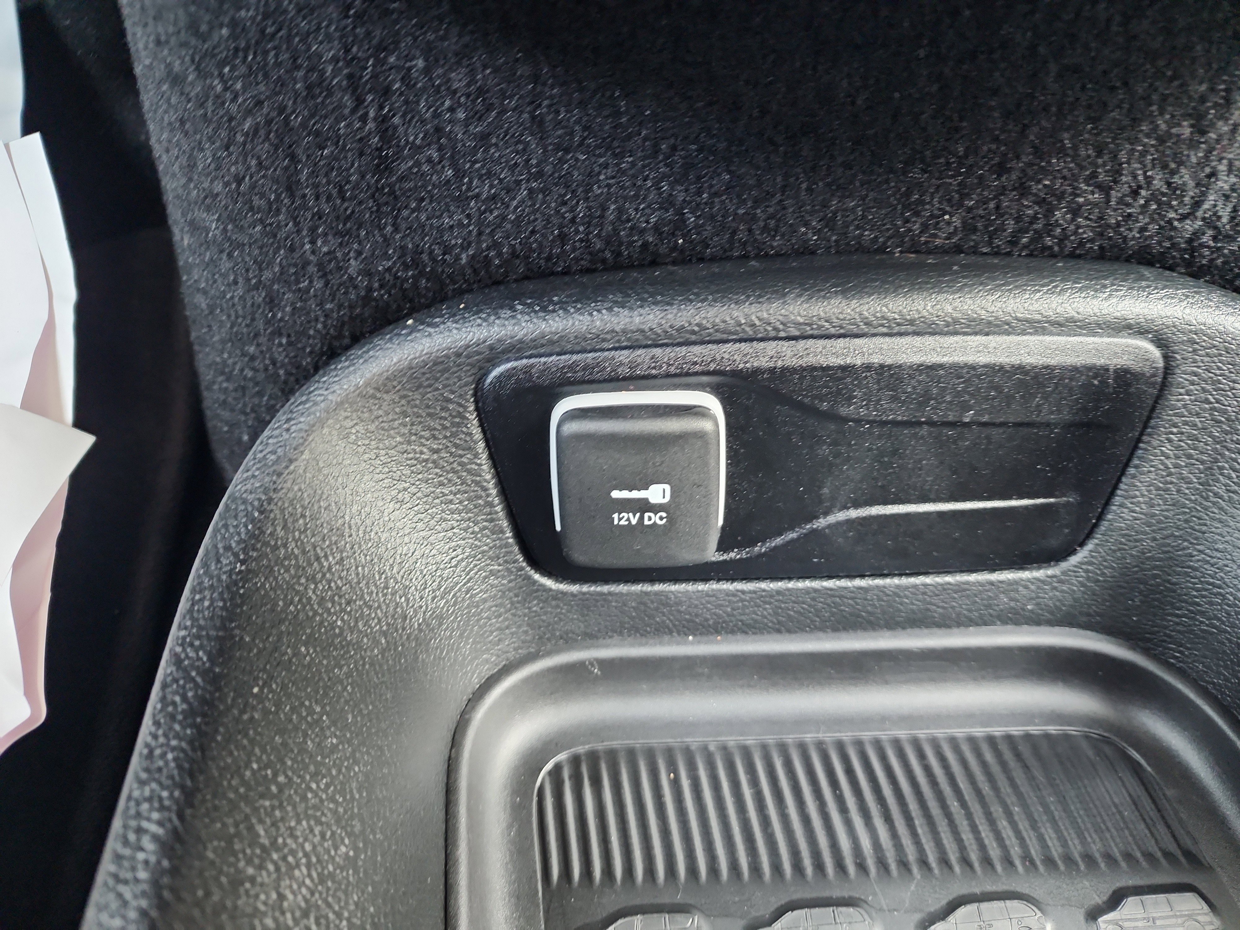 Used 2025 Chrysler Voyager LX image 14