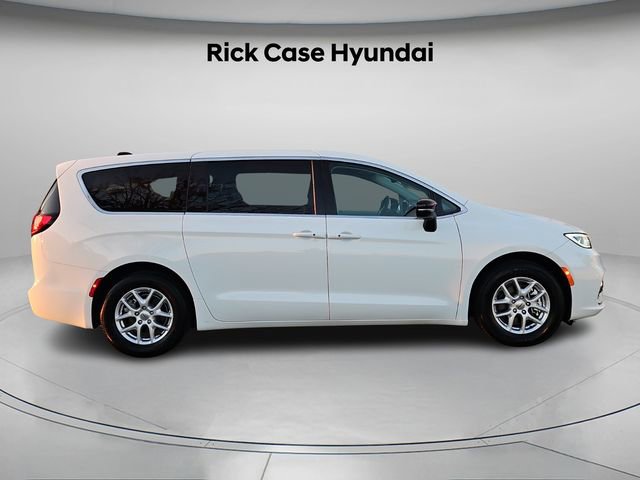 Used 2024 Chrysler Pacifica Touring-L image 4