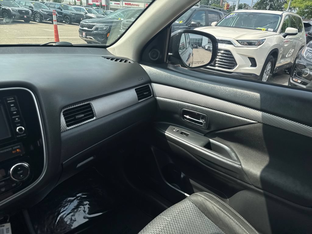 Used 2016 Mitsubishi Outlander SE AWD/4WD image 27