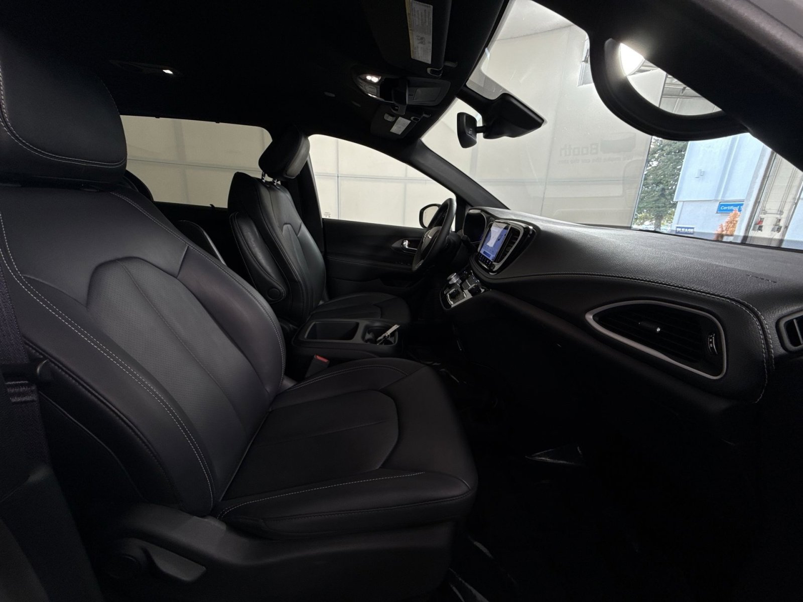 Used 2025 Chrysler Pacifica Select image 26