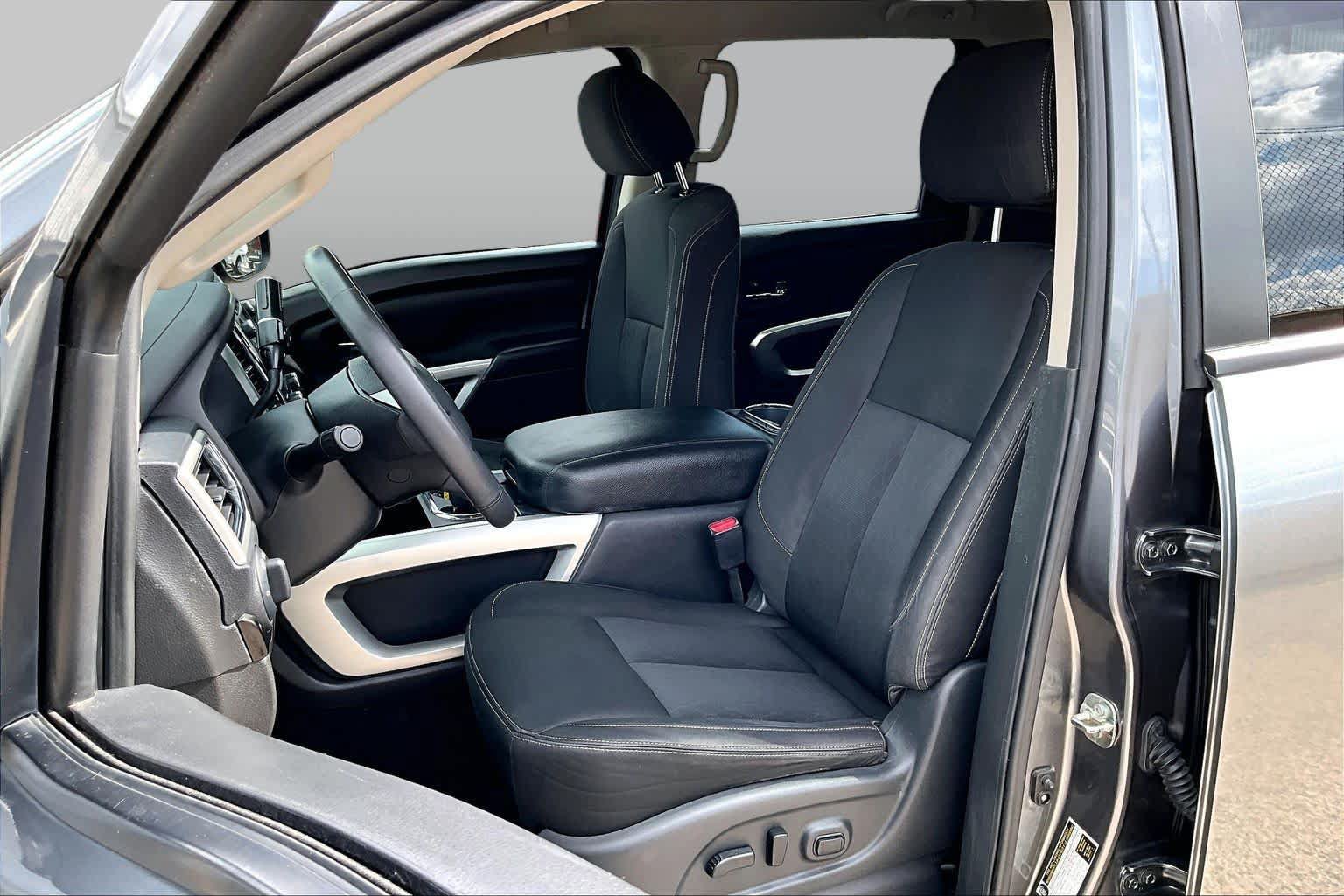 Used 2017 Nissan Titan SV RWD image 8