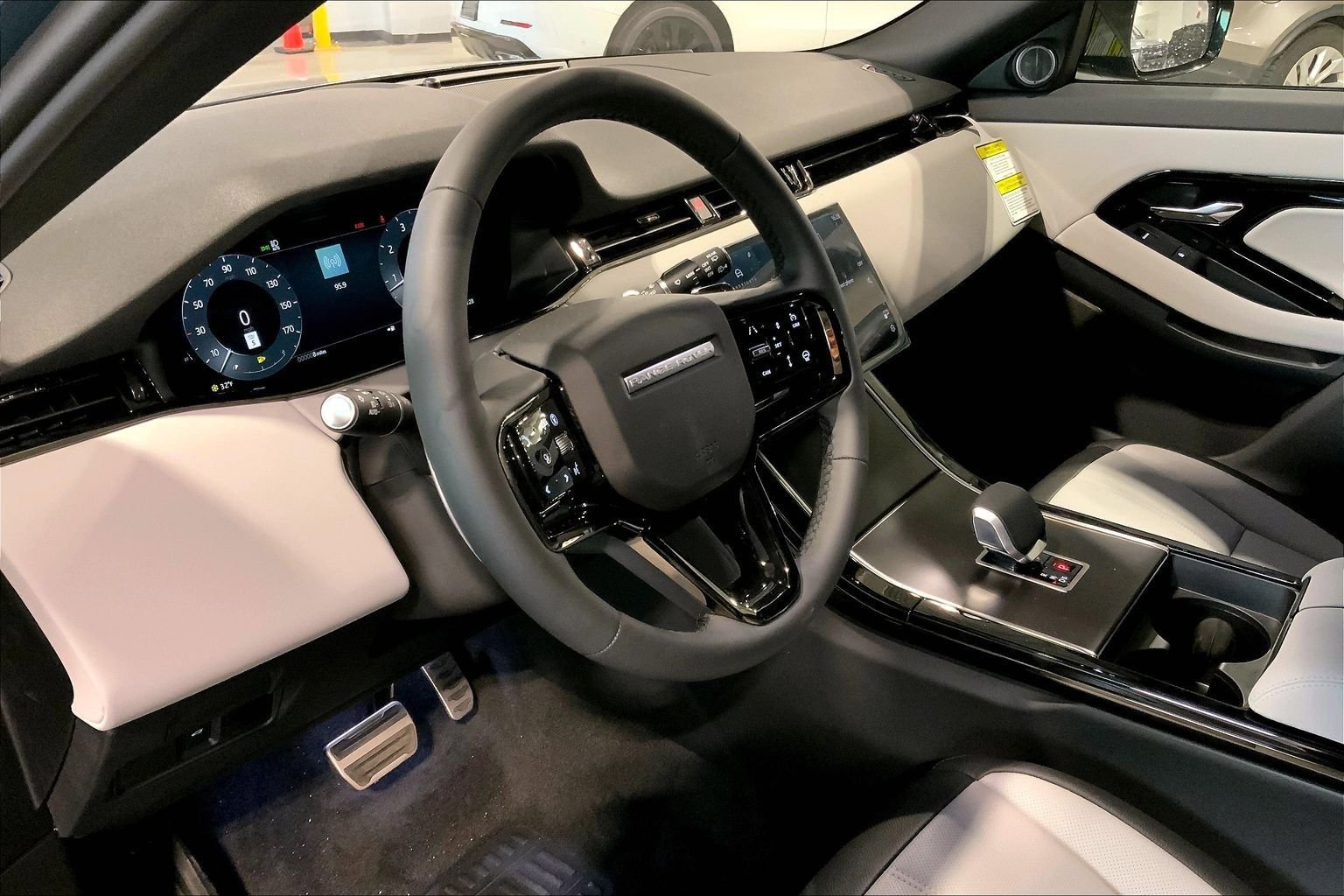 New 2026 Land Rover Range Rover Evoque Dynamic SE AWD/4WD image 8