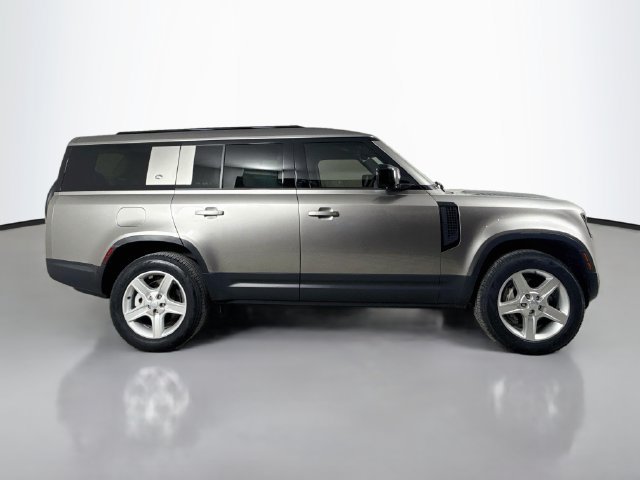 Certified 2023 Land Rover Defender 130 SE AWD/4WD image 4