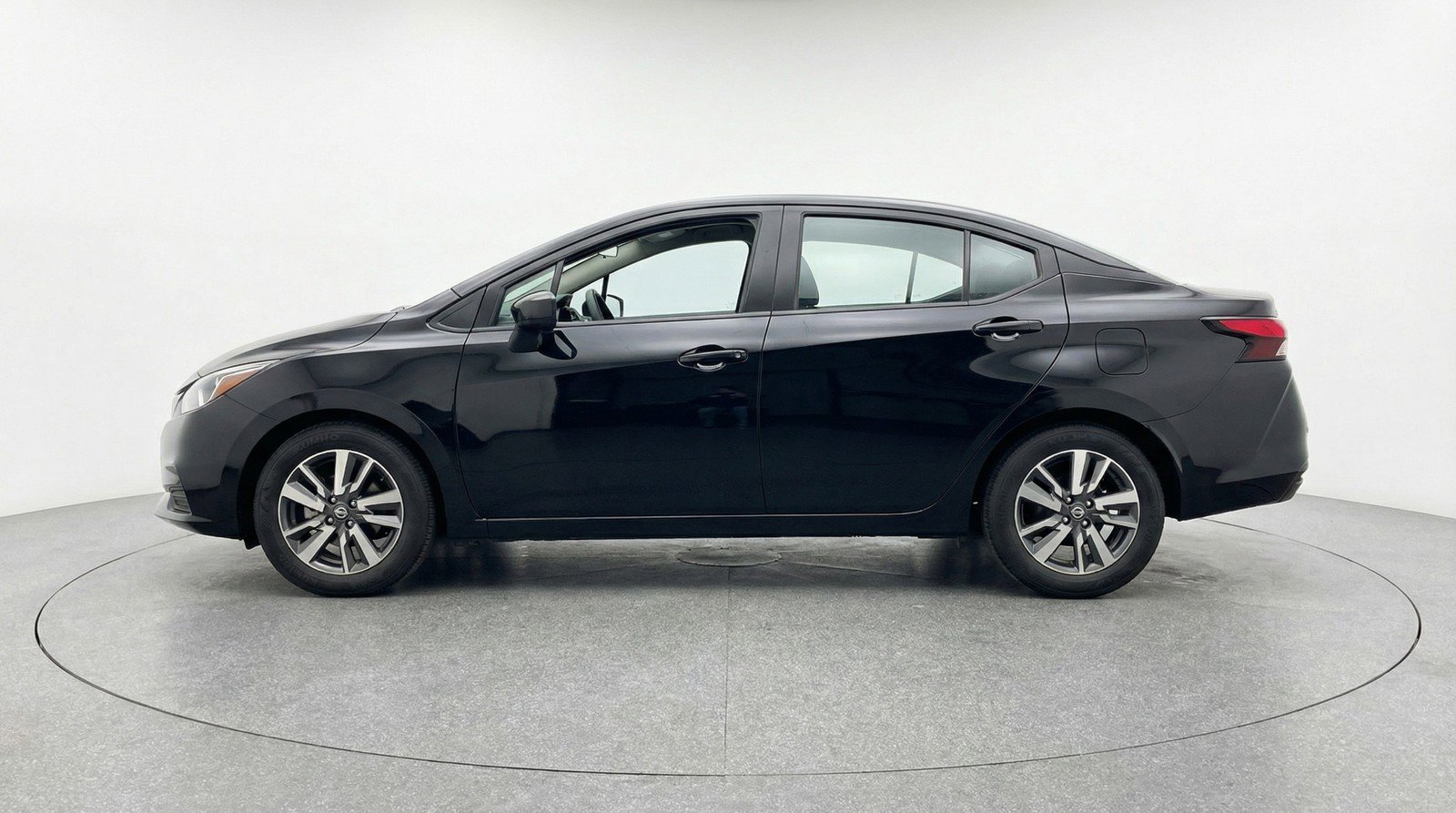 Used 2025 Nissan Versa SV image 5