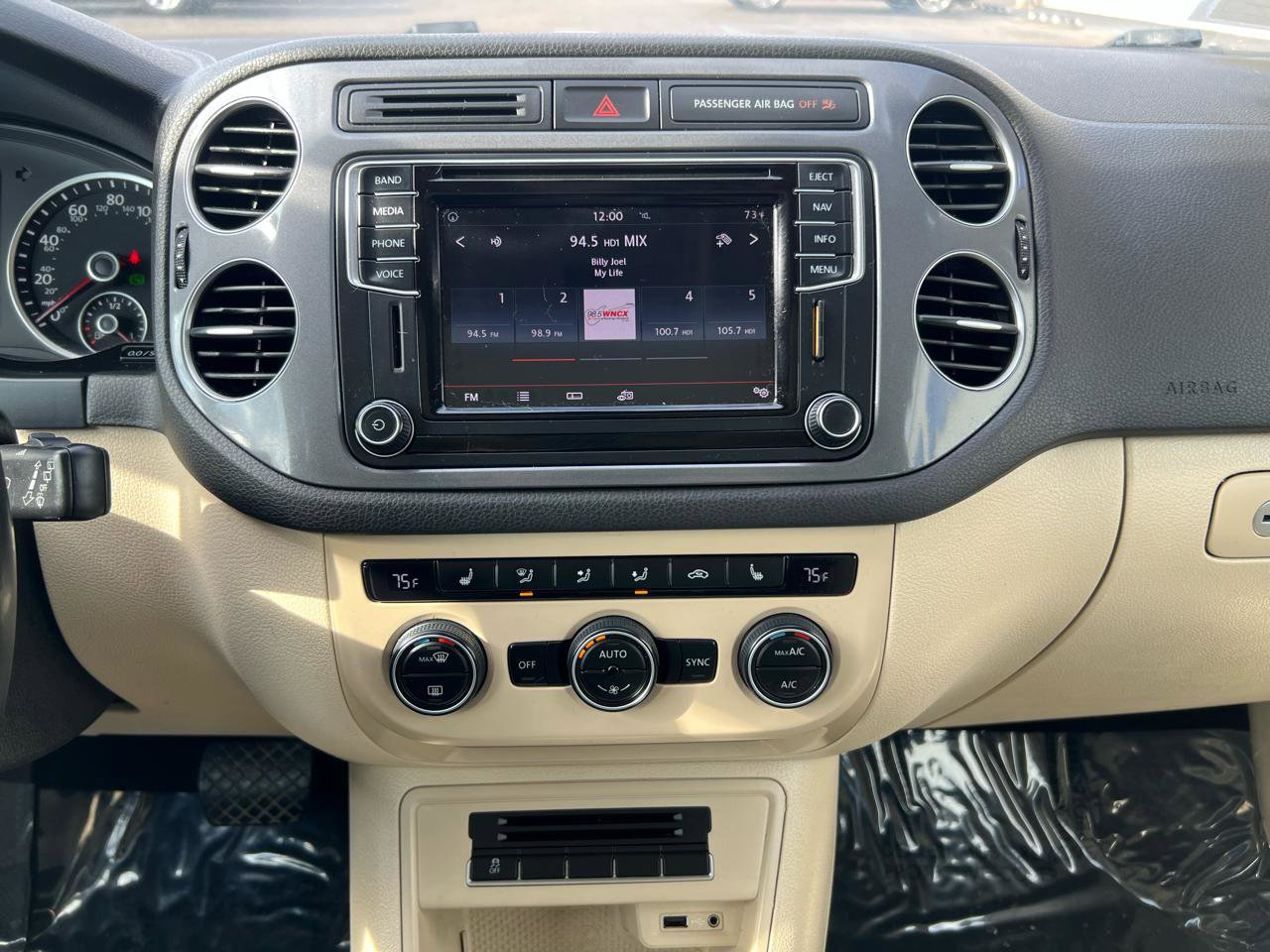 Used 2017 Volkswagen Tiguan SEL image 19