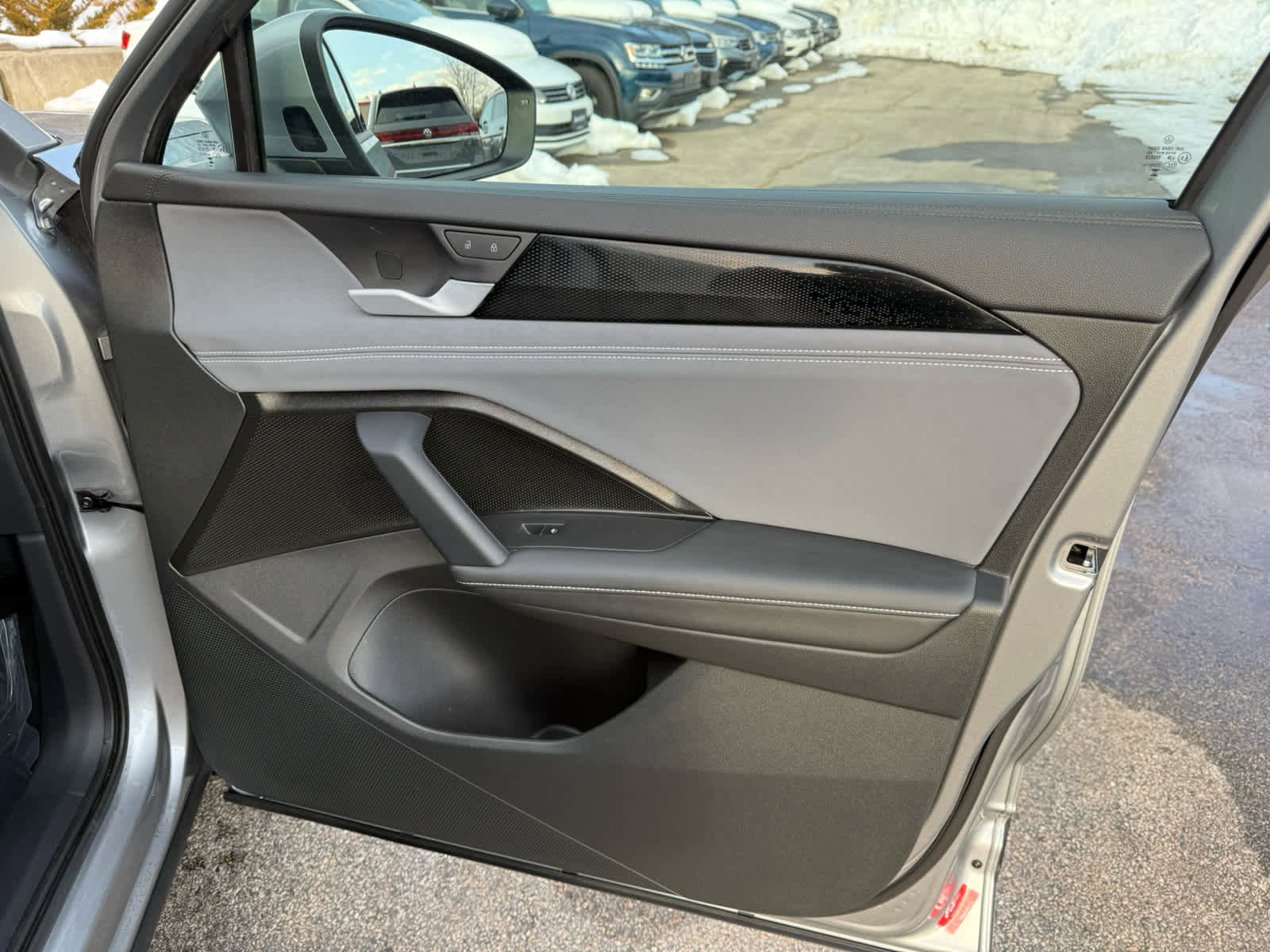 Certified 2025 Volkswagen Tiguan SE image 9