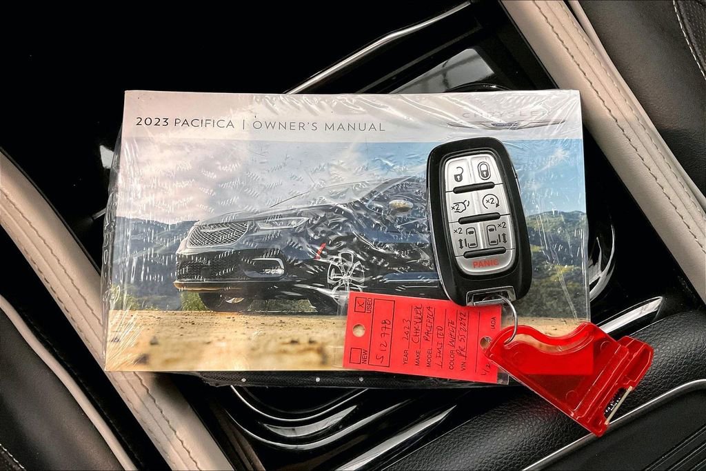 Used 2023 Chrysler Pacifica Limited FWD image 12